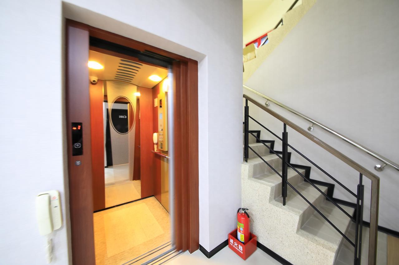 花蓮亮君經典民宿1館加2館民宿-東大門夜市-電梯包棟bright King Homestay Хуалиен Сити Екстериор снимка