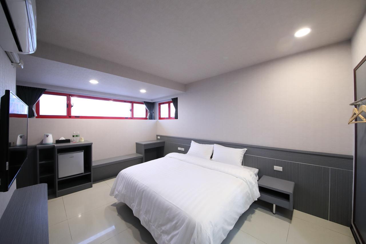 花蓮亮君經典民宿1館加2館民宿-東大門夜市-電梯包棟bright King Homestay Хуалиен Сити Екстериор снимка